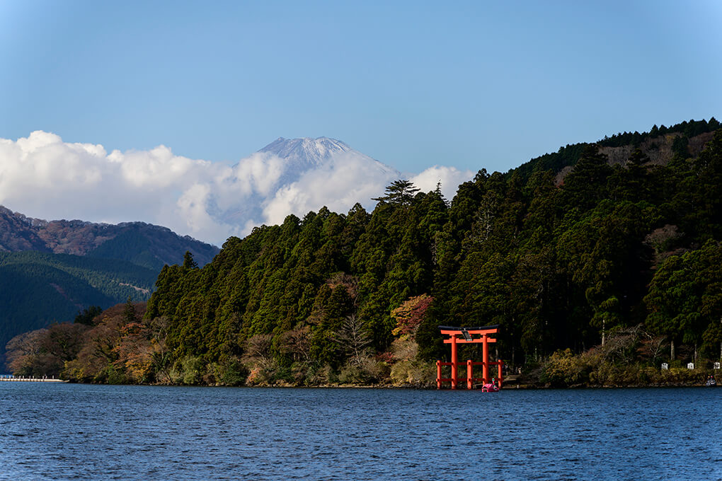 芦ノ湖畔から鳥居と富士山