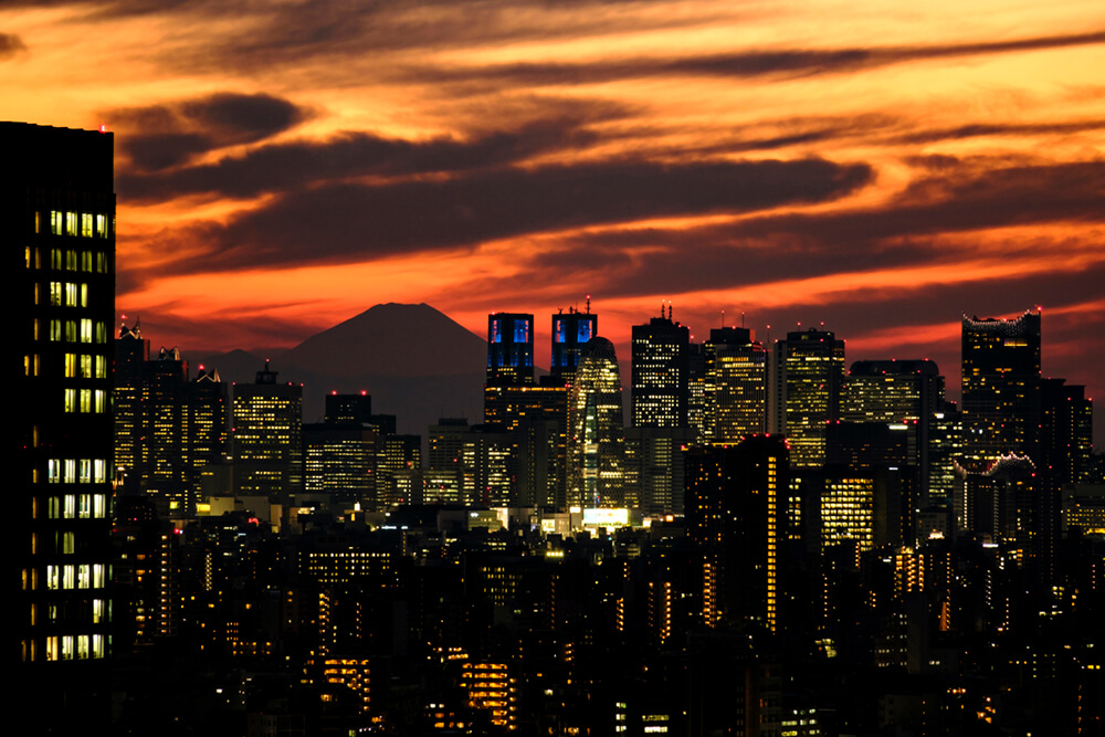 街明かり夕焼けの富士