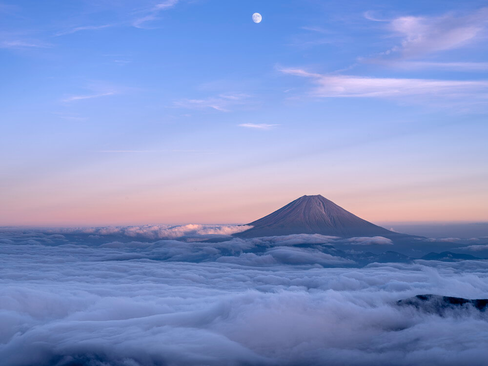 夕景に染まる富士山と月