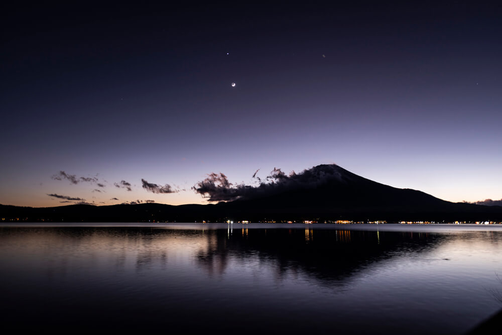 夕景に輝く金星と三日月